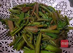 Illustration of how to make shredded pork and water shield soup 1