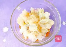 Illustration of how to make kiwi barley and white fungus soup 4