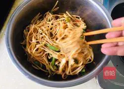 Illustration of how to make steamed beans and braised noodles 14