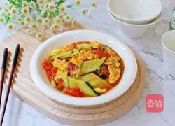 Illustration of how to make tomato, cucumber and scrambled eggs 16