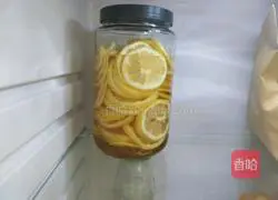 Illustration of how to make lemon honey water 7