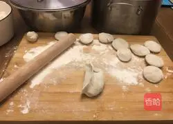 Illustration of how to make celery and pork dumplings 7