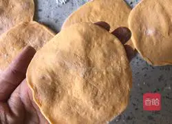 Illustration of how to make fancy custard buns 13