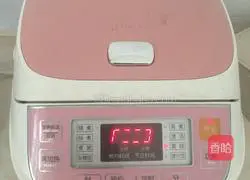 Illustration of how to make rice cooker red date mud cake 8