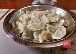 Illustration of how to make fresh meat and prawn dumplings 22