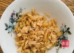 Illustration of how to make Cantonese preserved vegetables and scrambled eggs 2