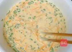 Illustration of how to make carrot and egg pancakes 11