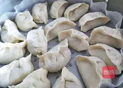 Illustration of how to make steamed pork and green pepper dumplings 13