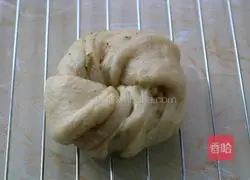 Illustration of how to make salt and pepper rolls 15