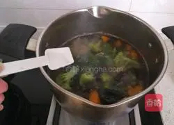 Illustration of how to make seasonal vegetable and chicken soup 17