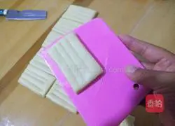 Illustration of how to make large dough cookies 11