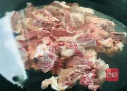 Illustration of how to make radish and beef brisket in clear soup 3