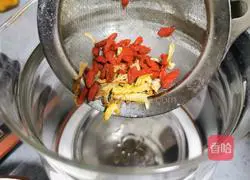 Illustration of how to make Angelica, Red Date and Wolfberry Soup 5