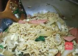 Illustration of how to make fried instant noodles 4