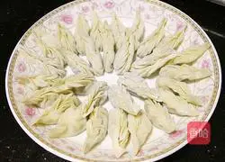Illustration of how to make lettuce and beef dumplings 9