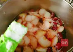  Illustration of how to make fungus, red dates, peanuts and beef tendon soup 12