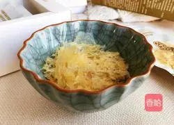 Illustration of how to make wolfberry and white fungus soup 1