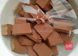 Illustration of how to make duck blood and loofah soup 5