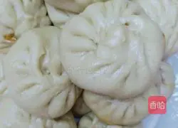 Illustration of how to make pork and green onion buns 22