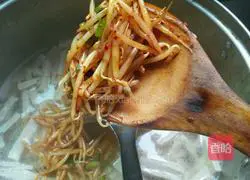 Illustration of how to make spicy bean sprouts and pork noodles 10