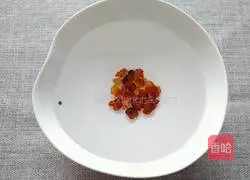 Illustration of how to make peach gum stewed with white fungus 1