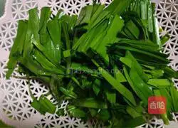 Illustration of how to make scrambled eggs with winter bamboo shoots and leeks 2