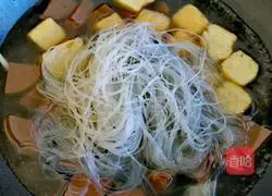 Illustration of how to make duck blood vermicelli soup 4