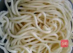 Illustration of how to mix noodles with egg sauce 8