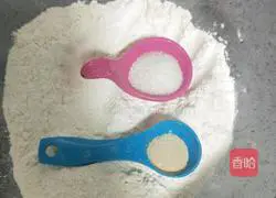 Illustration of how to make silver silk flower rolls 1