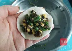 Illustration of how to make vegetarian Sanxian dumplings 10
