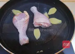  Illustration of how to shred chicken legs by hand 1