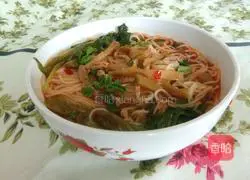 Illustration of making red oil mustard pork noodles 7