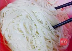 Illustration of how to make noodles with scallion oil 7