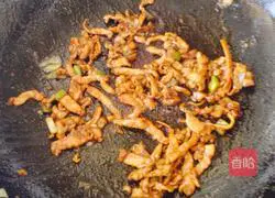 Illustration of how to stir-fry shredded pork with daylily and fungus 4