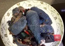 Illustration of how to make yam, wolfberry, and black-bone chicken soup 1