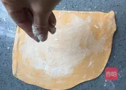 Illustration of how to make colorful hand-made noodles 10