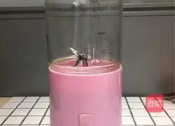 Illustration of how to make grape and apple juice 2