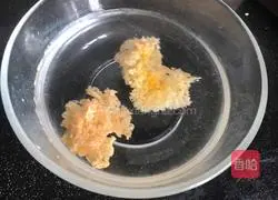 Illustration of how to make fresh orange and white fungus soup 1