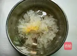 Illustration of how to make purple sweet potato and white fungus soup 2