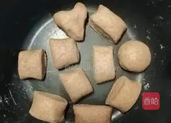 Illustration of how to make black whole wheat steamed buns 4