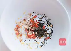 Illustration of how to make cold spinach and shredded pork vermicelli 5