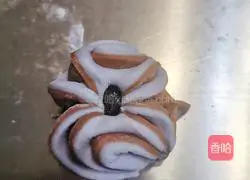 Illustration of how to make two-color flower rolls 7