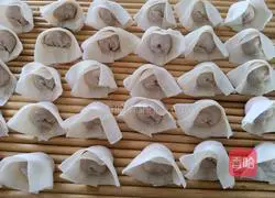 Illustration of how to make carrot and fresh meat wontons 8