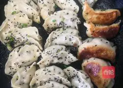 Illustration of how to make pot stickers with pickled cabbage stuffing 5