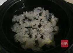 Illustration of how to make red dates, wolfberry and white fungus soup 4