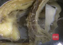 Illustration of how to stir-fry bacon with garlic 1