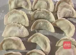 Illustration of how to make leek, egg and shrimp dumplings 6