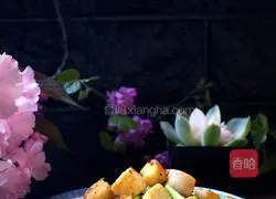 Illustration of how to make fried diced steamed buns with garlic moss 8