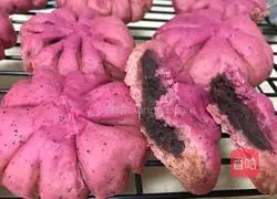 Illustration of making dragon fruit flower-shaped bread 8