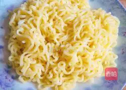 Illustration of how to make instant noodle egg cake 6